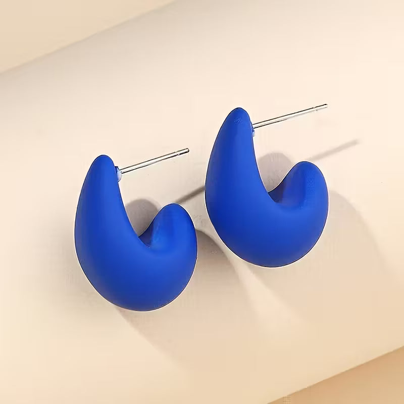 Tyylikkäät ja minimalistiset C-korvakorut