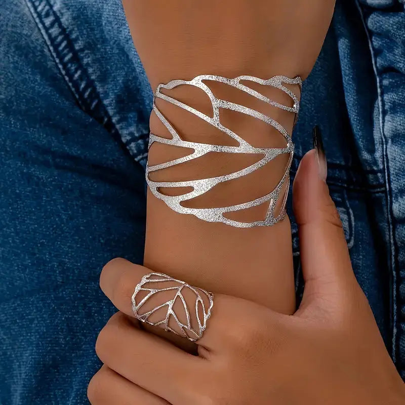 Lehtikuvioinen vintage-rannekoru