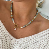 Collar dorado vintage con piedras