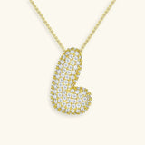 Timanttikaulakoru kuplakirjaimella
