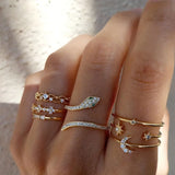 Conjunto de anillos dorados brillantes de estilo vintage
