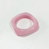 Värillinen akryylinen neliörannekoru
