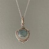 Collar vintage con piedra verde