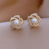 Elegantes pendientes con perlas en espiral brillante