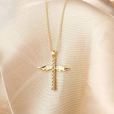 Collar con colgante en forma de cruz con alas angelicales doradas